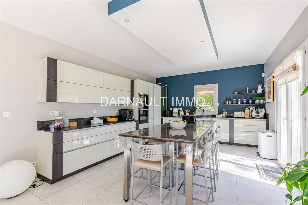 maison 8 pièces en vente sur VOISINS LE BRETONNEUX (78960)
